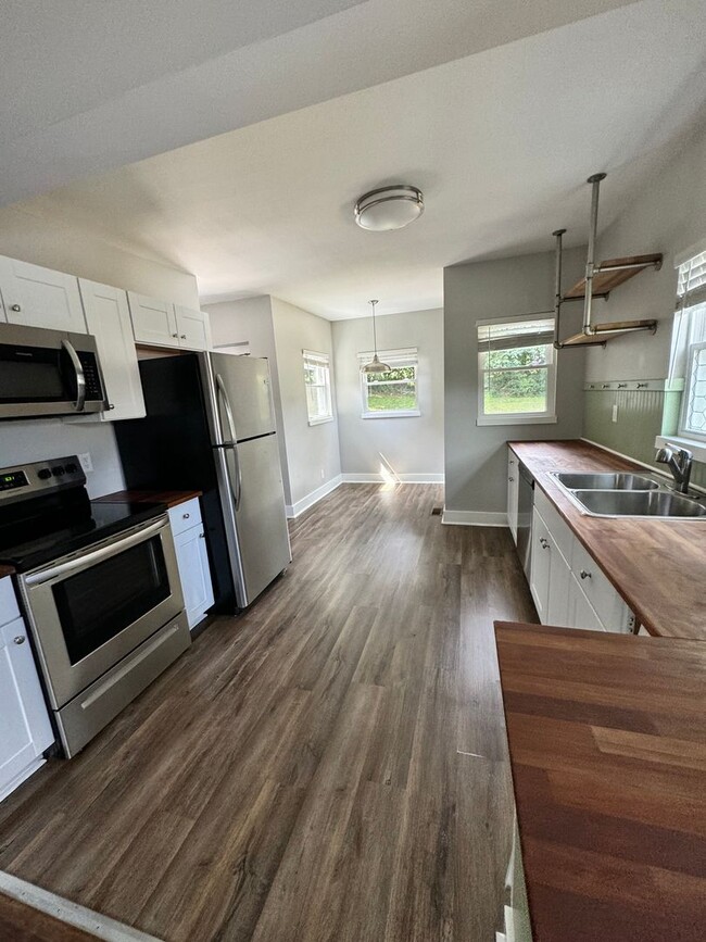 Building Photo - Knoxville 37915 - 3 bedroom, 1 bath home -...