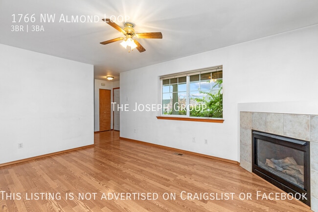 Building Photo - Spacious 3BD/2.5BA Home in Oak Harbor