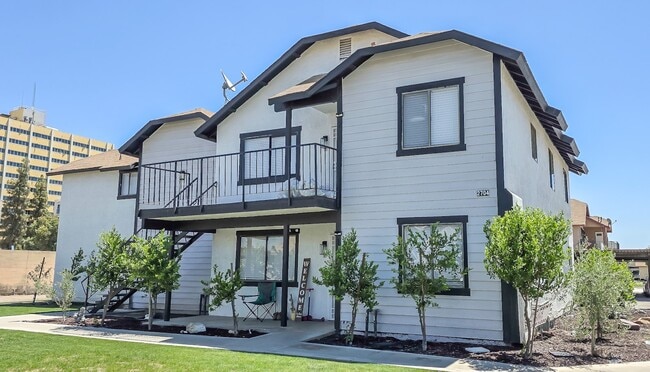 Building Photo - 2704 Villalovos Ct