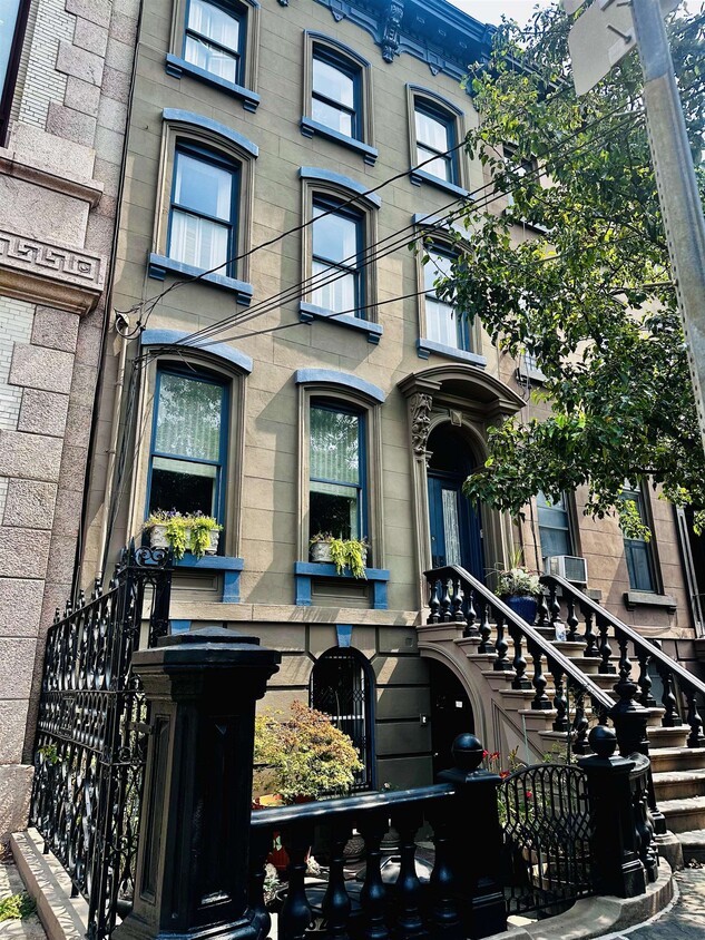 Primary Photo - 282 Montgomery St
