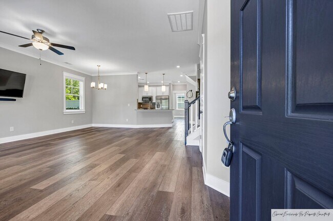 Building Photo - EXQUISITE TOWN HOME IN LAKE CAROLINA
