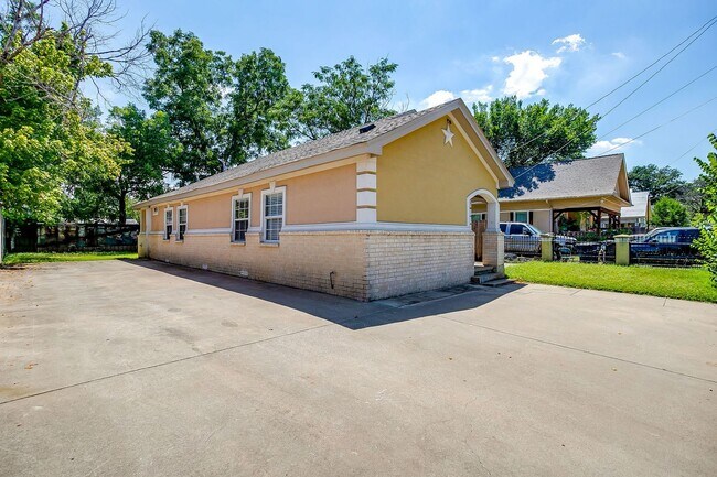 Building Photo - Spacious 2 Bed, 1 Bath Home in Riverside R...
