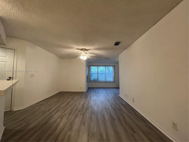 Foto del edificio - 3390 Pinewalk Dr N
