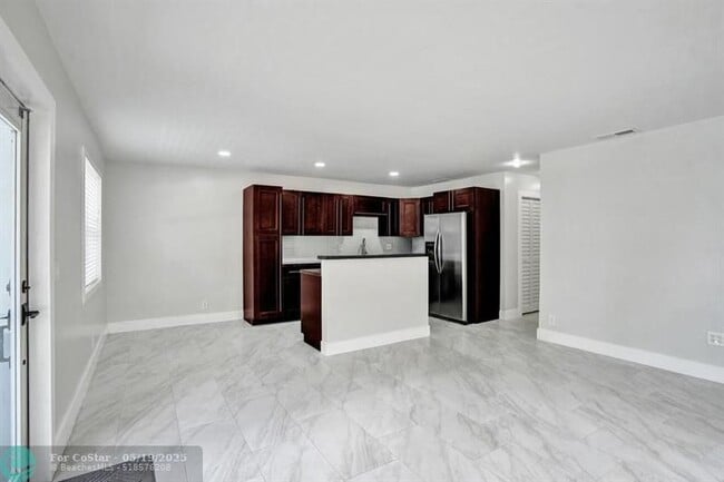 Foto del edificio - 800 SW 12th Ct