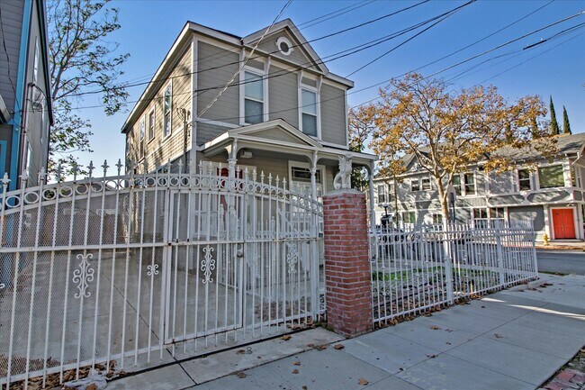 Building Photo - 197 N 9th St