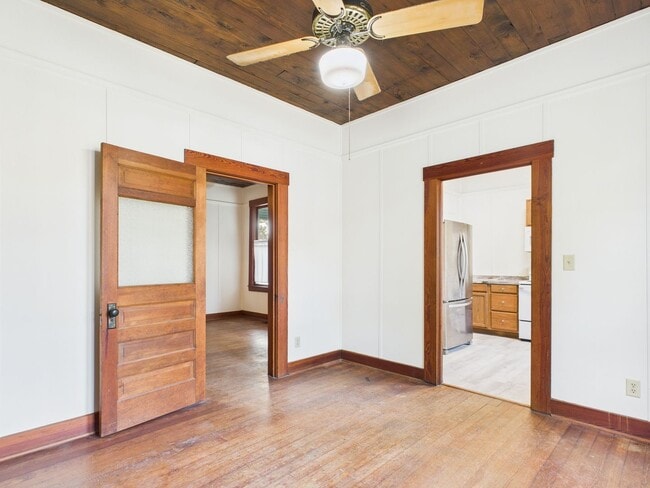 Building Photo - Charming & Authentic 1933 Cottage