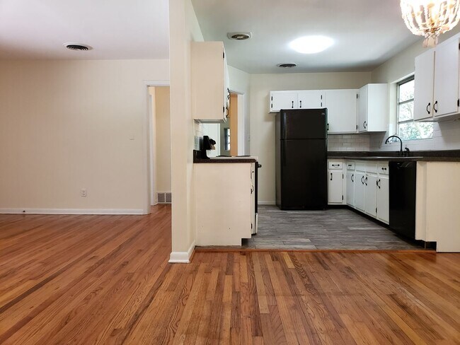 Foto del edificio - Charming 4 bedroom home for rent close to hospitals with wood floors. Available early August 2026...