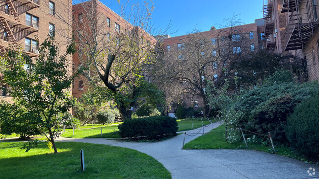 Building Photo - Lincoln Gardens