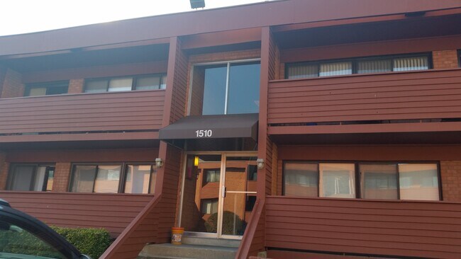 frente del edificio - 1510 S George Mason Dr