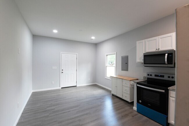 Building Photo - 2 Bed/1 Bath Historical Townhome