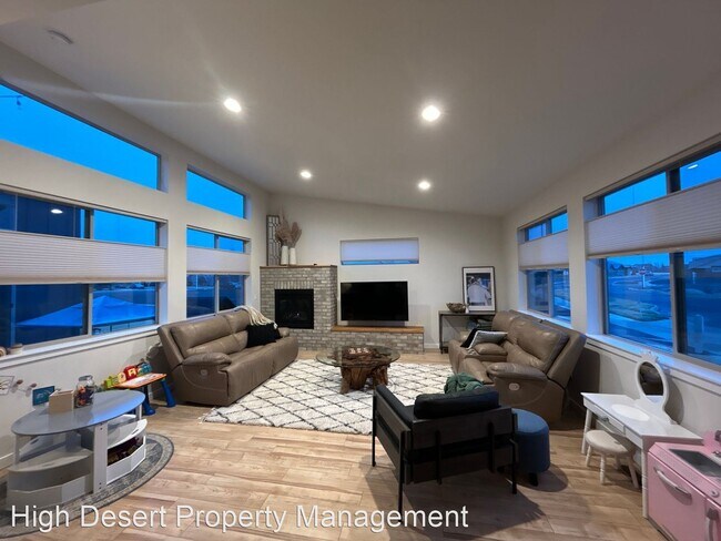 Building Photo - 3 br, 2.5 bath House - 935 NE Discovery Loop