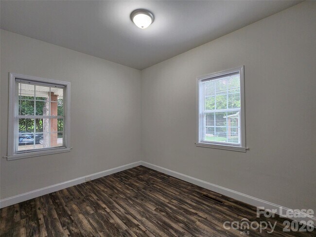 Building Photo - 1421 Oakshade Ave