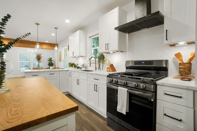 Foto del edificio - Gorgeous 3 bedroom, 2 ba home in the heart...