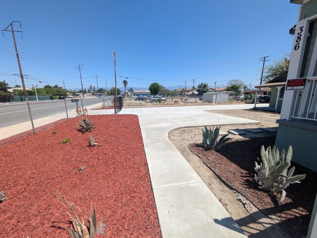Building Photo - Bright & Clean 2 Bed | 1 Bath Home With a separate Den– 906 Sq. Ft. with Private Parking! Now Ava...