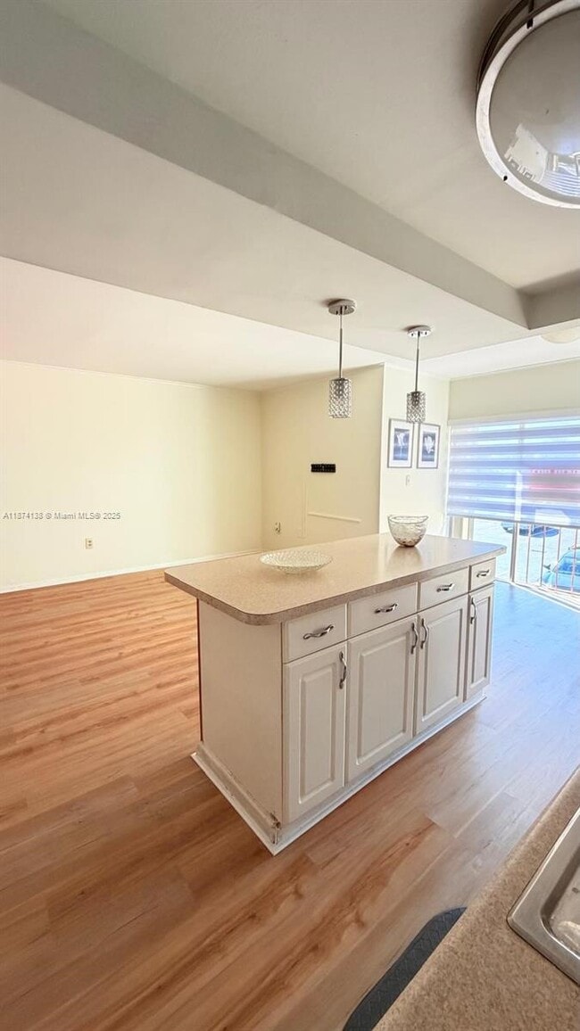 Foto del edificio - 9350 W Flagler St