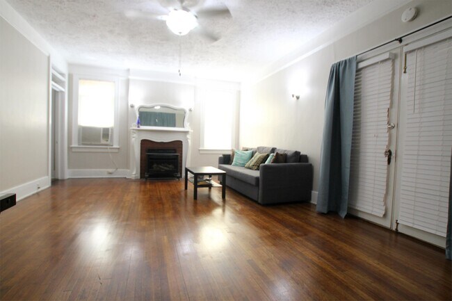 Building Photo - 15 E Victory Dr