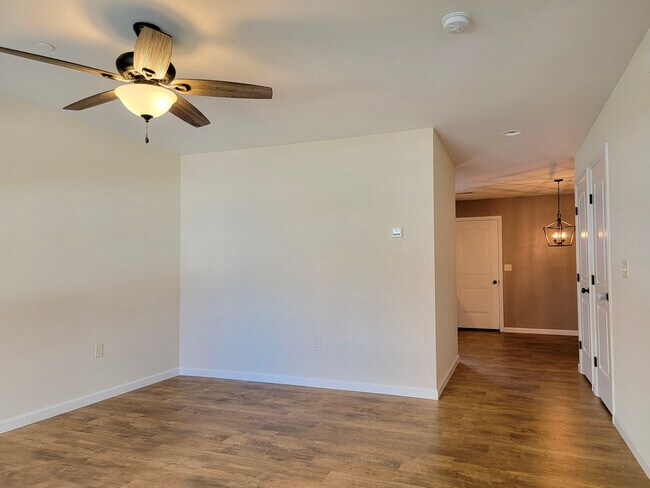 Foto del edificio - 331 Springwood Dr