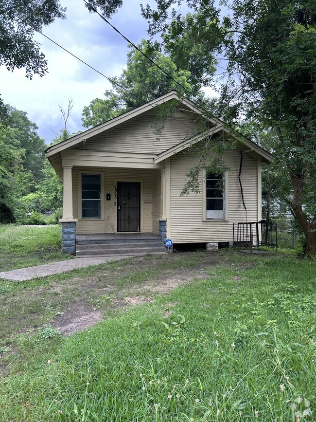 Building Photo - 2625 Dupont St