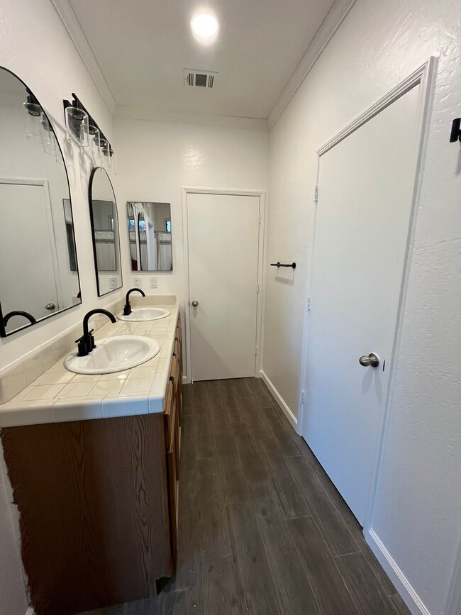 Building Photo - 5183 E Lowe Ave