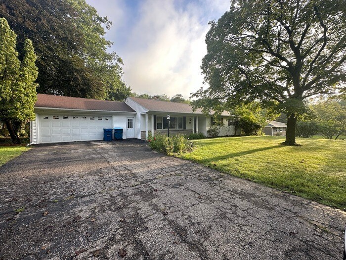 Foto principal - Large, ranch home for rent! 3BR / 1.5 Ba! ...