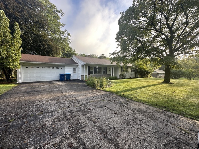 Primary Photo - Large, ranch home for rent! 3BR / 1.5 Ba! ...