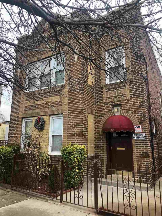 Primary Photo - 190 Nelson Ave