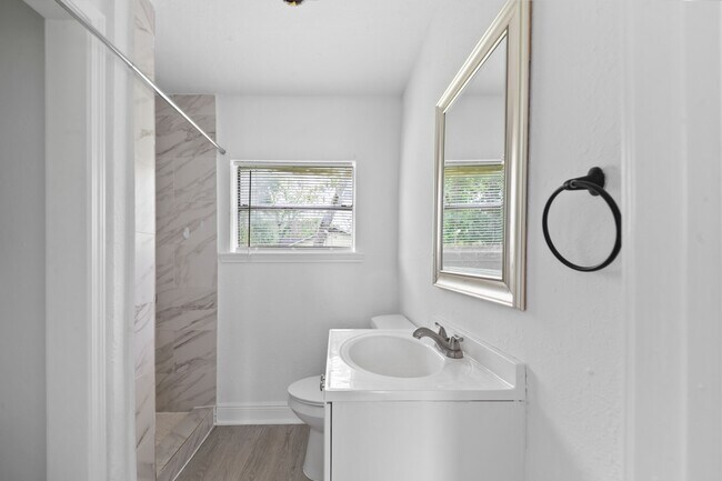 Foto del edificio - 806 E Emily Ave