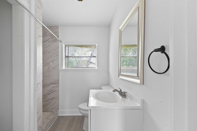 Building Photo - 806 E Emily Ave