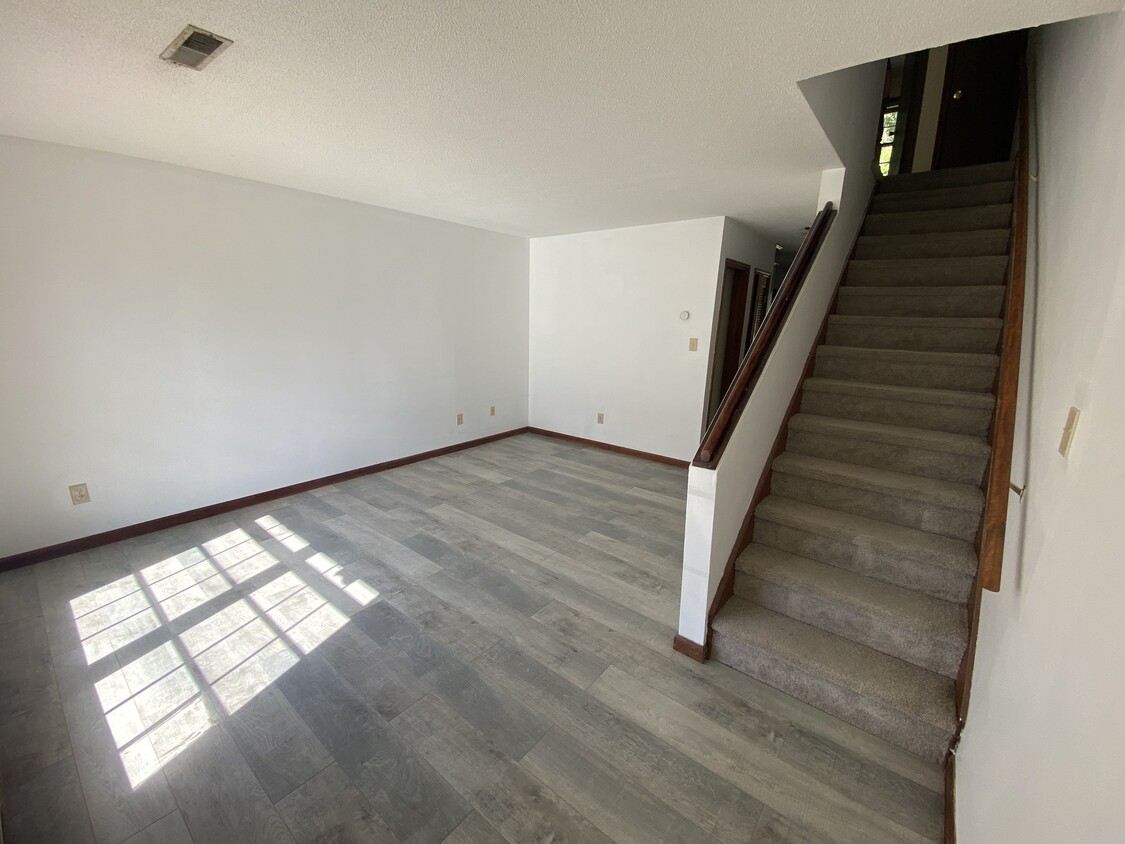 Great living room space - 114 Colonial Ct