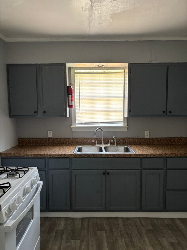 Building Photo - 709 Cecelia Ave