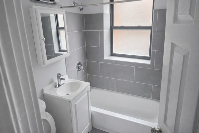 Foto del edificio - 2125 E 67th St