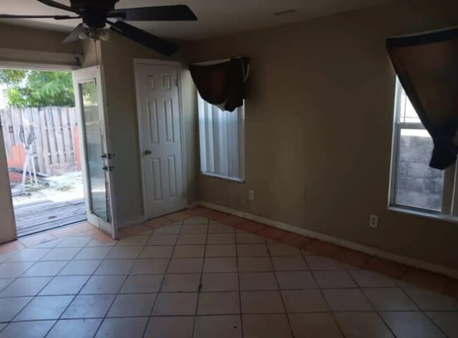 Foto del edificio - 2136 Collins Ct