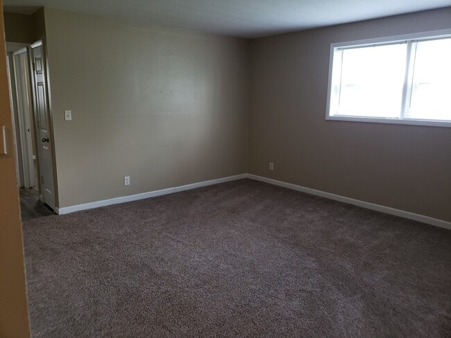 Building Photo - 230 Fairway Dr