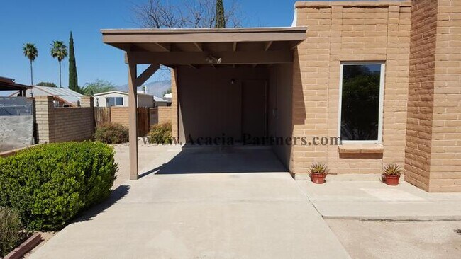 Foto del edificio - 3 Bedroom Eastside w/ Carport, Fireplace &...