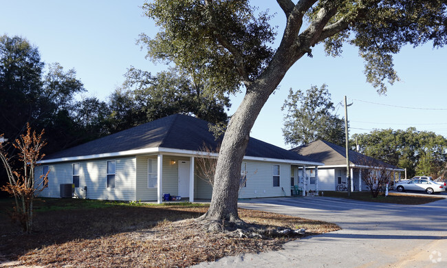 Building Photo - 909 E Johnson Ave