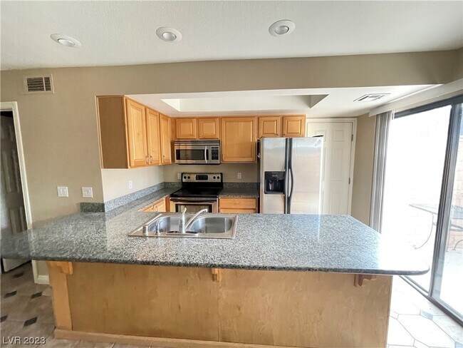 Foto del edificio - 240 Shadybrook Ln