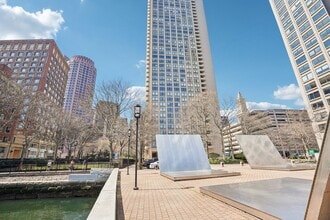 Building Photo - 65 E India Row