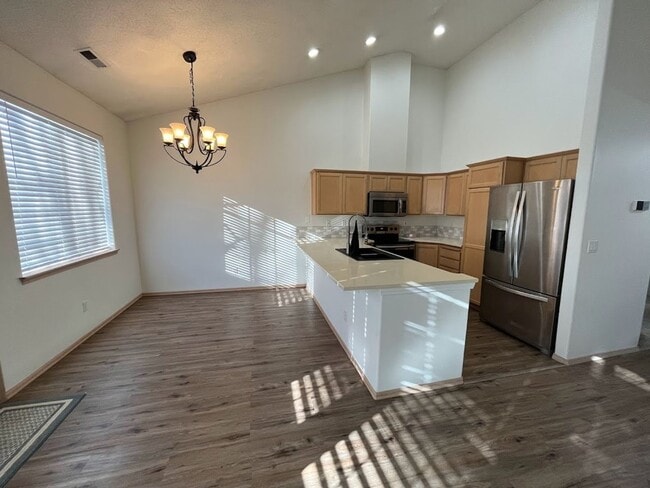 Building Photo - Roomy 3bd/2.5ba Townhome in Desirable Happ...