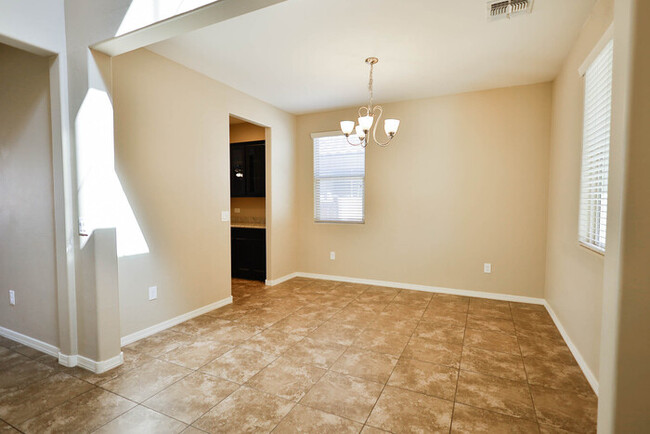 Building Photo - BEAUTIFUL home ready for you to move in!