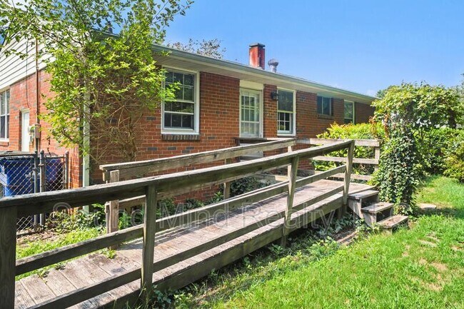 Foto del edificio - 819 Hadley Rd