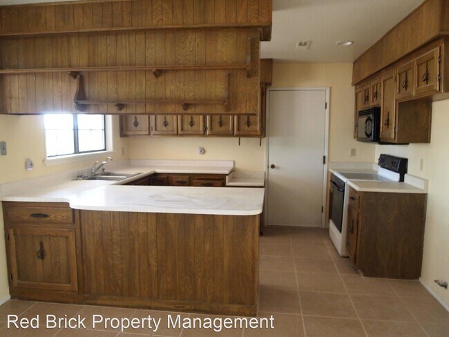 Building Photo - 5 br, 3 bath House - 2521 La Loma Rd.