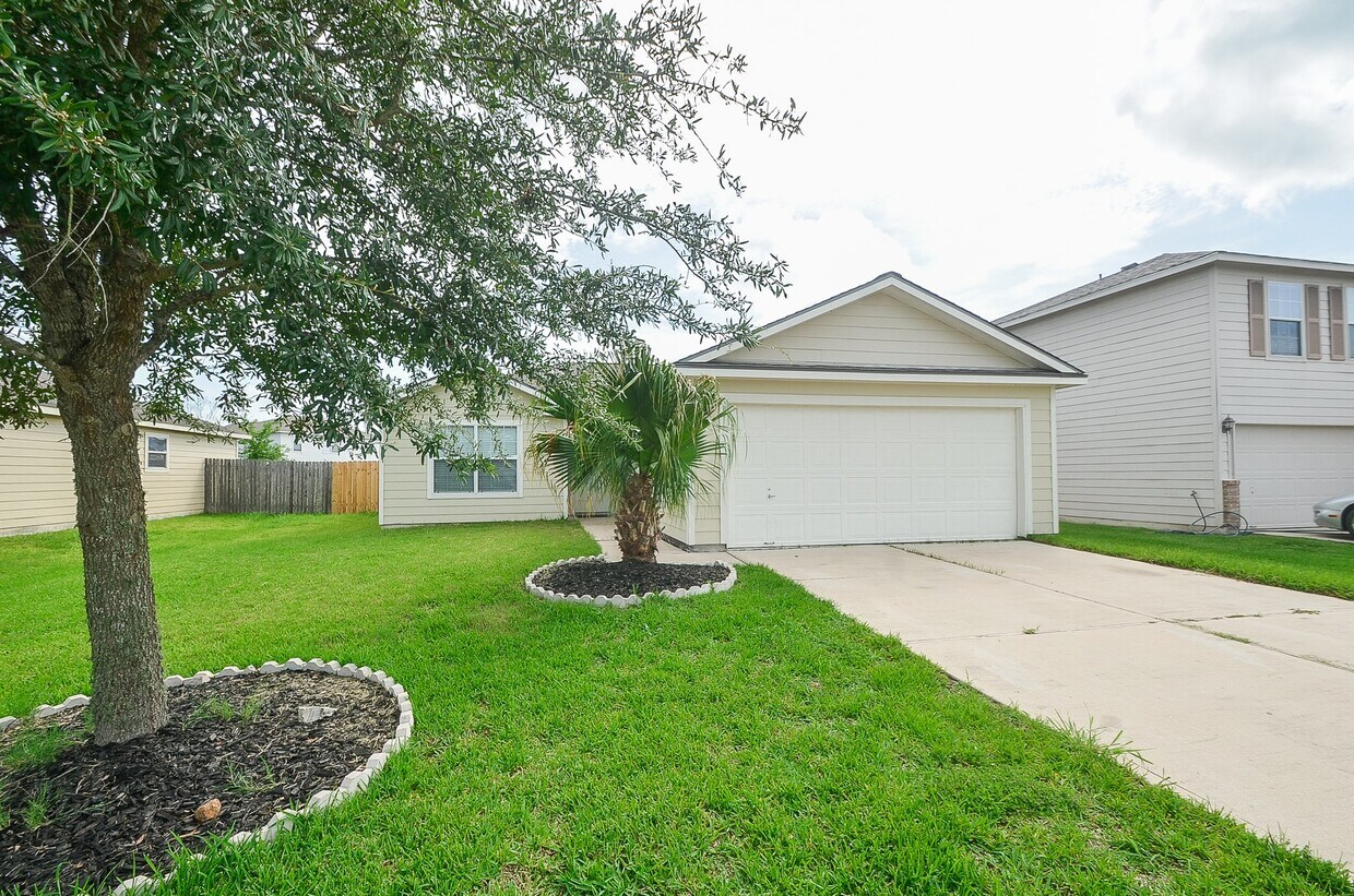 Foto principal - 7211 Towering Pine Ln