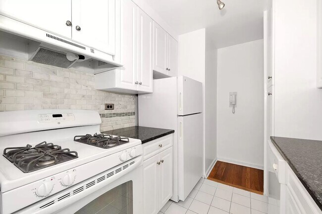 Building Photo - Spacious 1 bedroom 1 bathroom