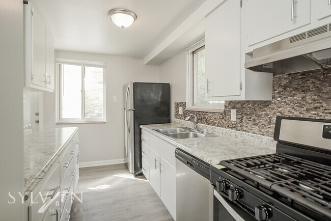 Enjoy the coziness of this darling home - 4
