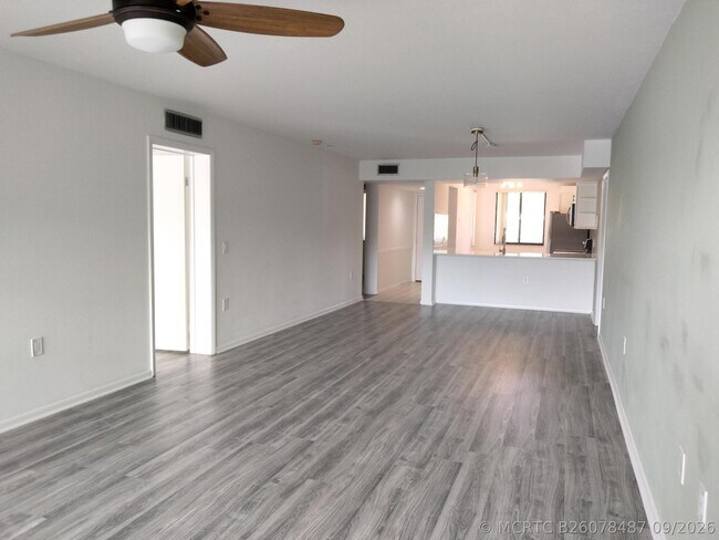Foto del edificio - 2401 Village Blvd