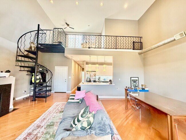 Building Photo - Stunning 2 Bed 2 Bath Plus Lofted Den in the Wicker Park area