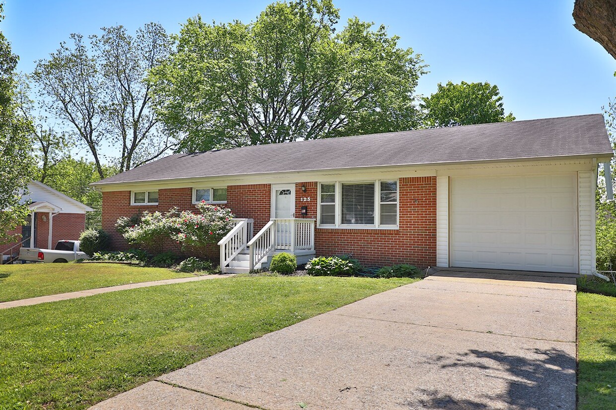 Foto principal - 3 BD, 2 BA Brick Home in Convenient Location!