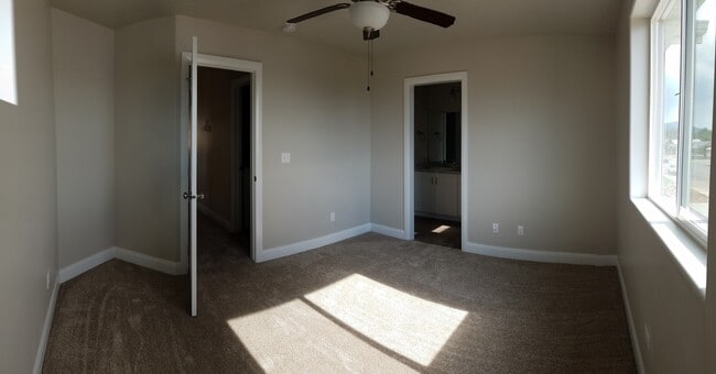 Building Photo - 3 bedroom 2.5 bath -Townhome in the heart ...