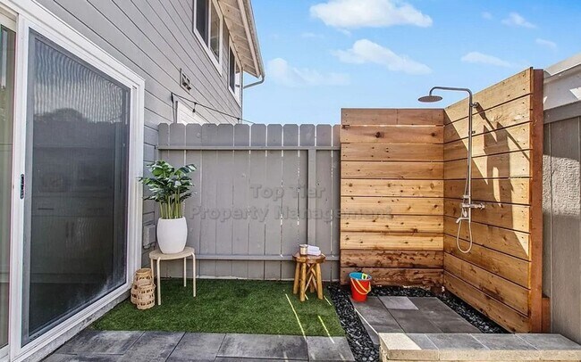 Foto del edificio - New to the market! WEST OF THE 5 – Coastal Living at Its Finest! 3 bed, 3 bath condo for rent!