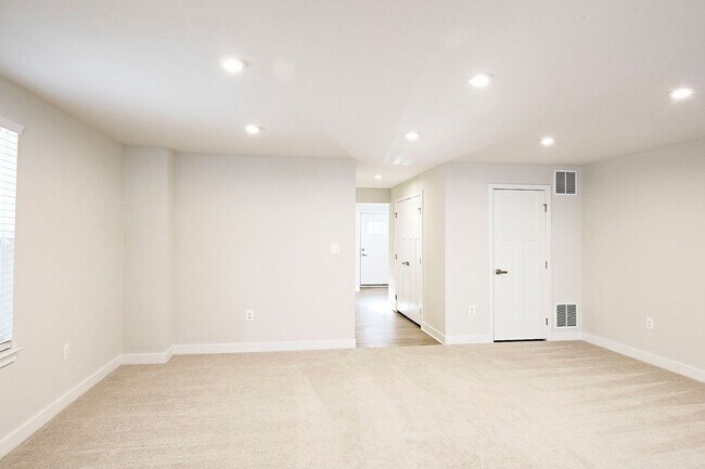 Foto del edificio - Move-In Ready End-Unit Townhome in Forest Lakes North